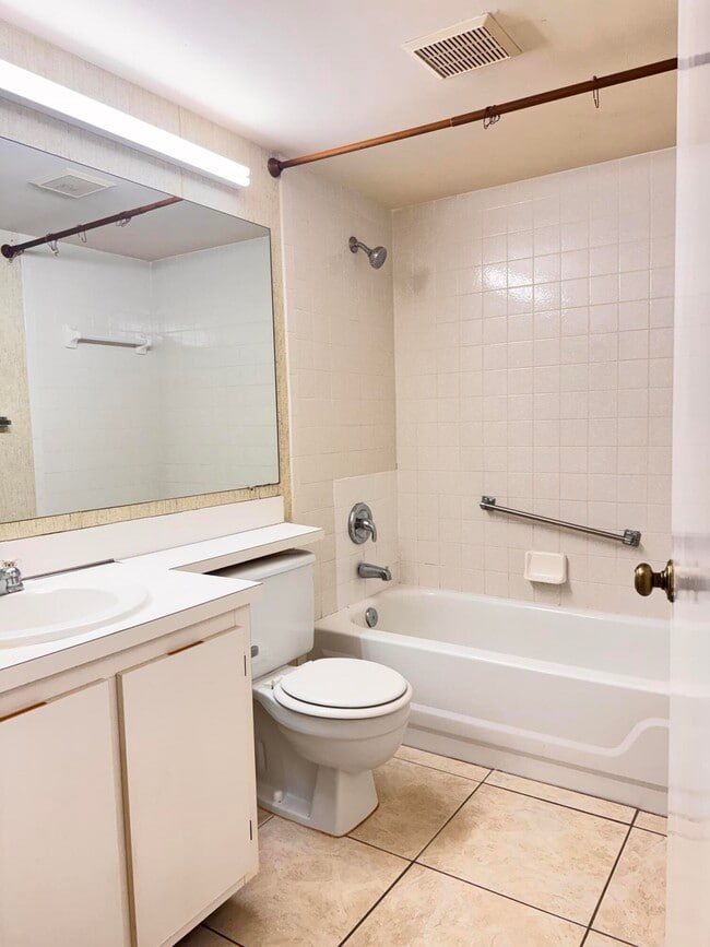 Building Photo - 1015 Green Pine Blvd