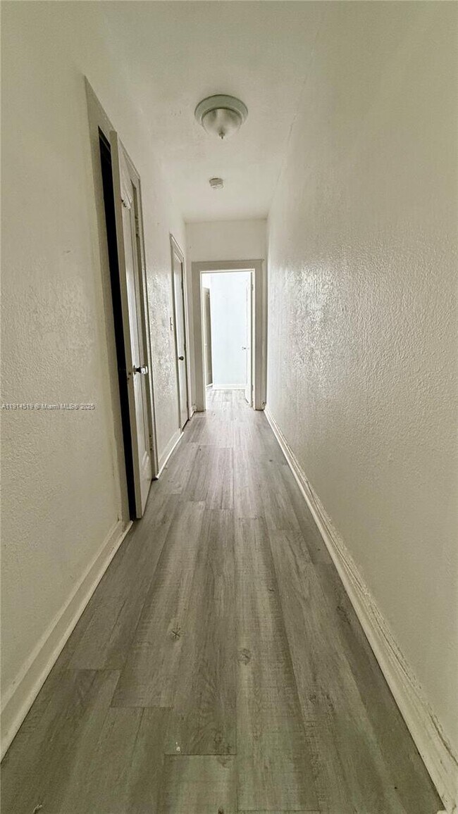 Building Photo - 444 SW 10th Ave