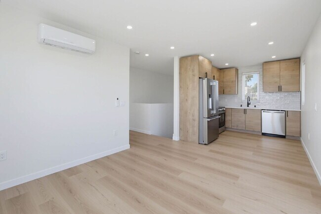 Building Photo - Breathtaking Bay Views & Large Private Deck - Walking Distance To Mission Bay