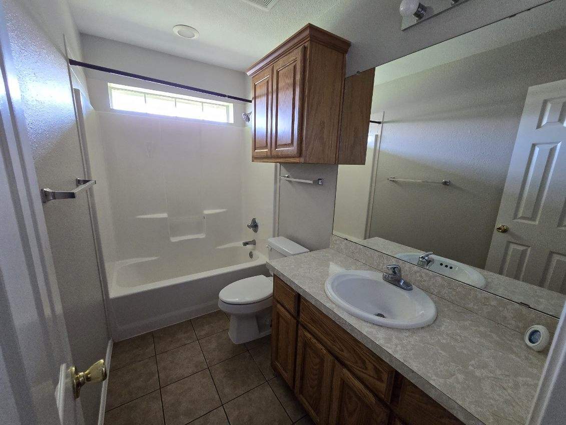 Hallway bathroom - 1185 Greywood Dr