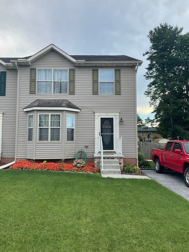 Building Photo - 525 Meade Ave