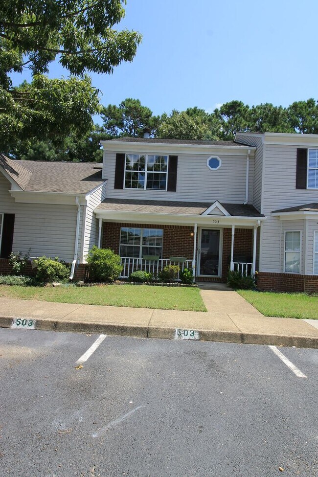 Building Photo - 2 Bedroom 2 Bath Townhome