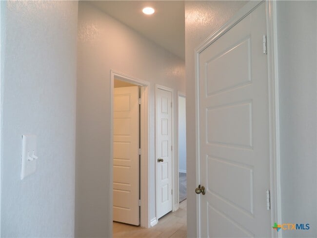 Building Photo - 352 Blacktail Dr