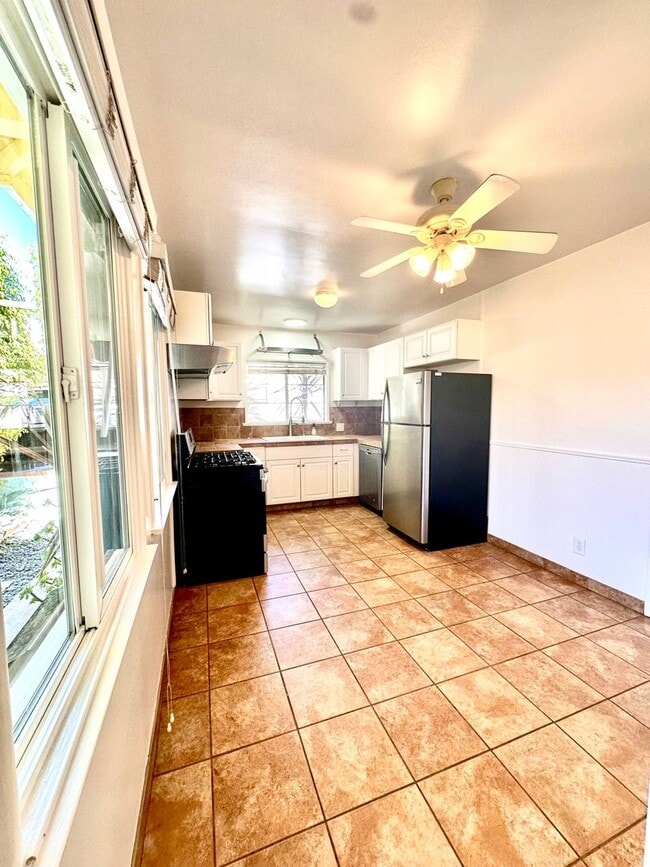 Building Photo - Charming Manhattan Beach Home with Spacious Yard – Prime Location!