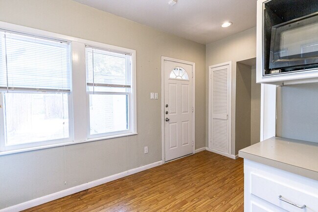 Building Photo - Large 2 story Home