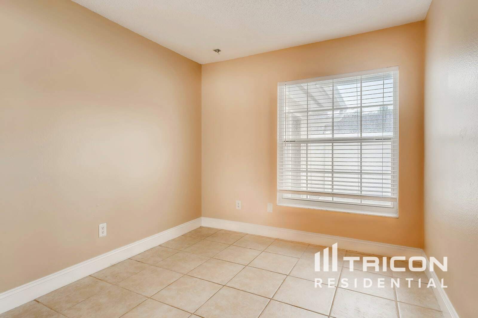 Building Photo - 1423 La Paloma Cir