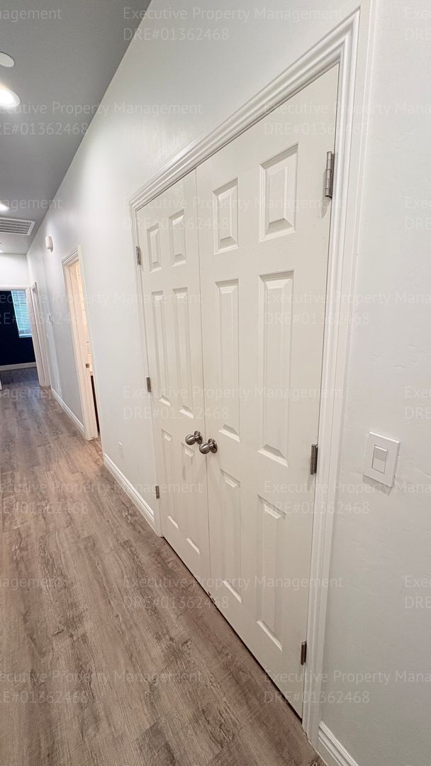 Building Photo - 3 bedroom 2 bathroom home located in a cul- de- sac in a Southwest Bakersfield neighborhood