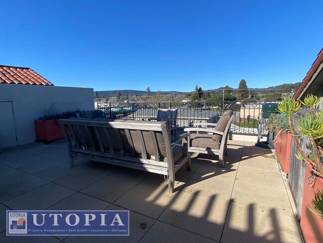 Building Photo - Beautiful 2 Bedroom, 1 Bathroom with a desirable balcony located in the heart of Seabright and cl...