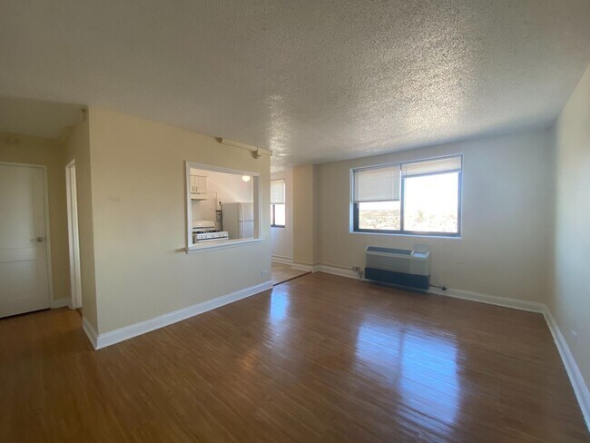 Interior Photo - River Plaza