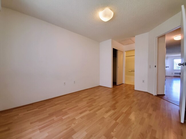 Building Photo - Available May 12, 2025 | 2 Bedroom, 2 bath...