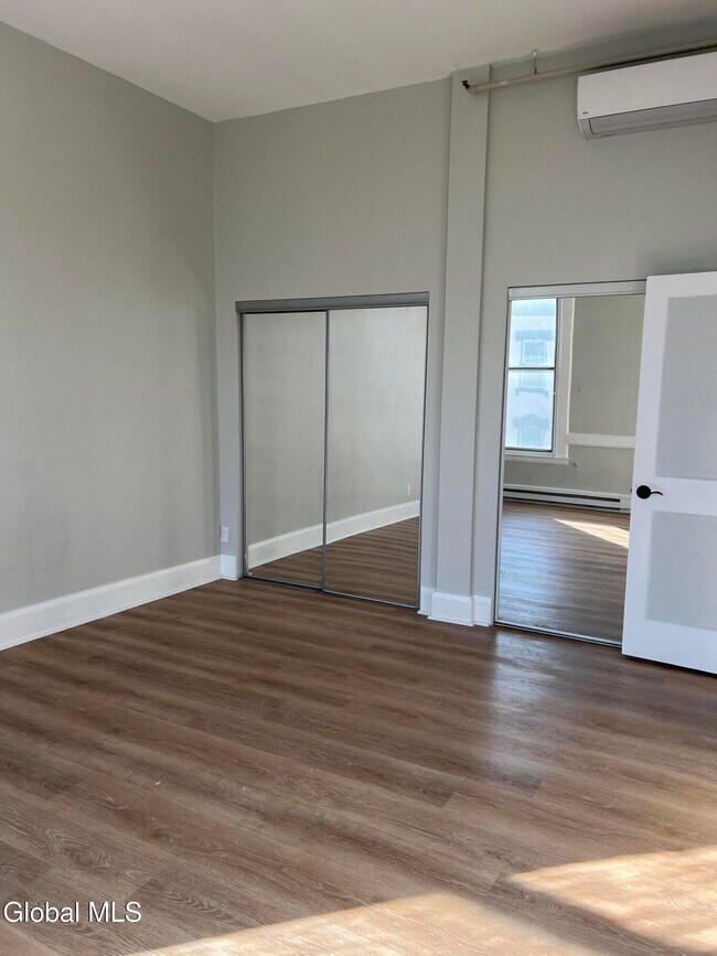 Building Photo - 5 Broadway