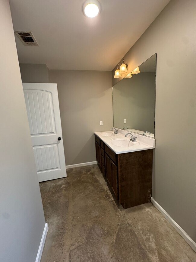Building Photo - 3 bed / 2 bath duplex Available Now