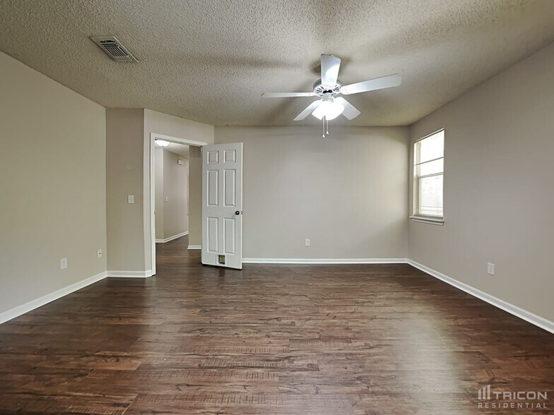 Building Photo - 5173 Horse Track Dr N