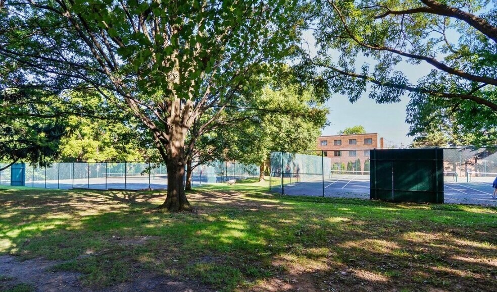 Building Photo - 4720 Chevy Chase Dr