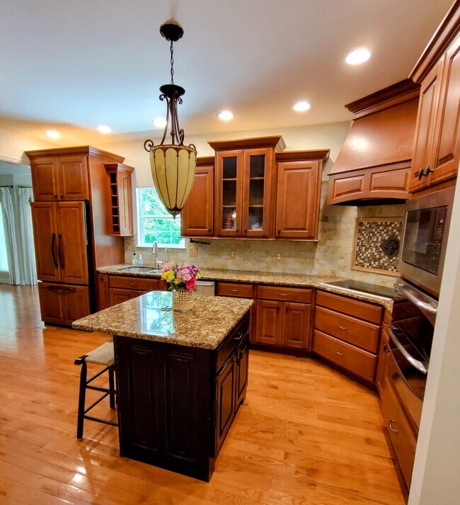 Building Photo - 2108 Valley Dale Ln