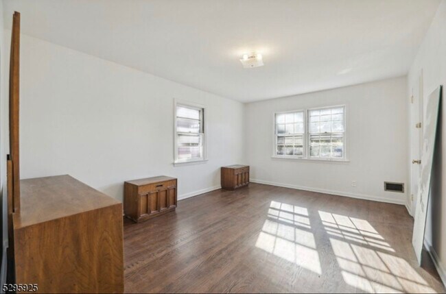 Building Photo - 737 Linden Ave