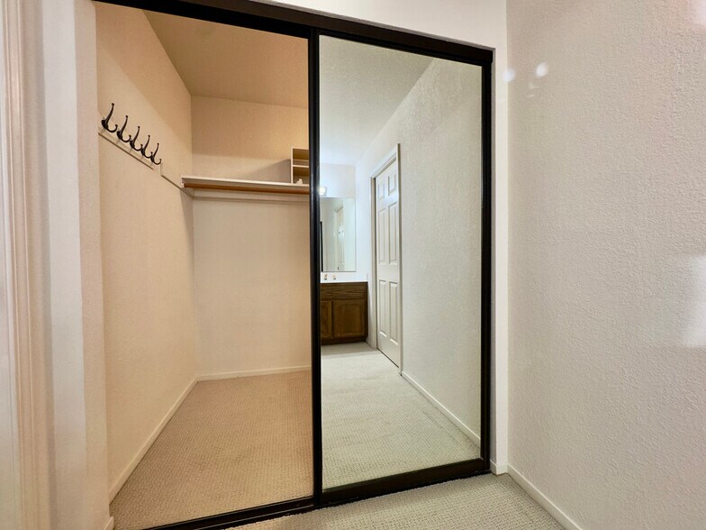 Building Photo - 2221 Pinehurst Way