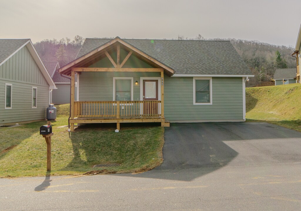 Building Photo - 586 Townhomes Pl