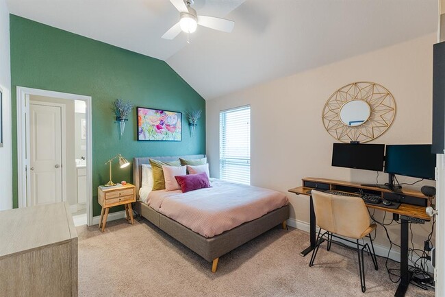 Building Photo - 104 Indian Paintbrush Trl