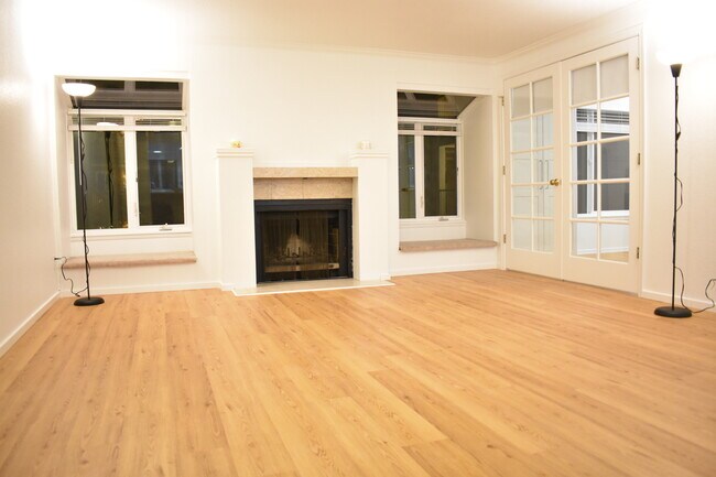Building Photo - 7378 W Lake Sammamish Pky NE