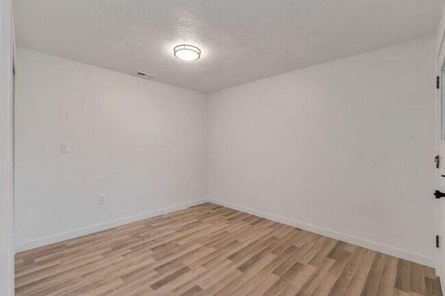 Building Photo - 2642-2642 S 800 E