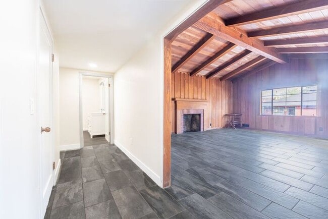Building Photo - Thoughtfully Updated 2 bedroom Home in Pacific Grove