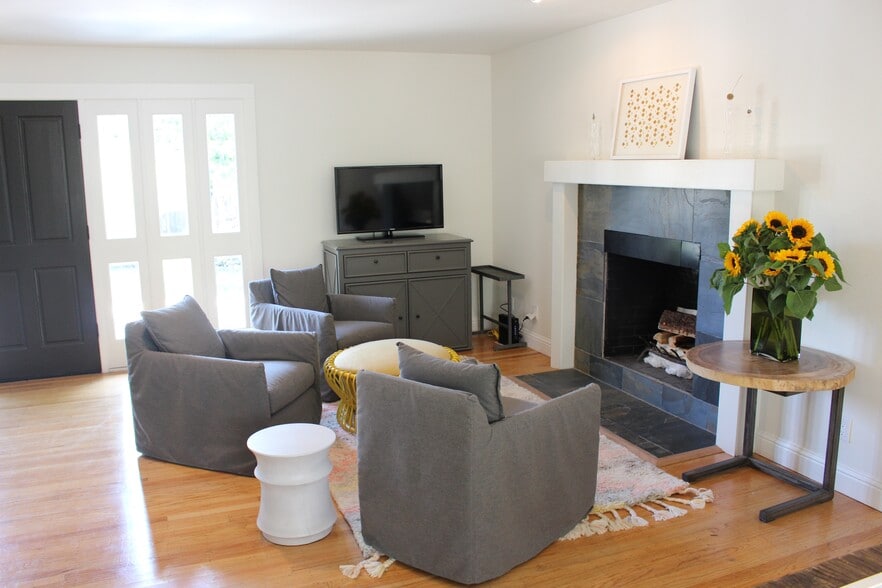 living room - 1077 Valley View St