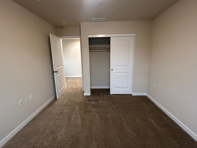 Building Photo - 479 Lemongrass St