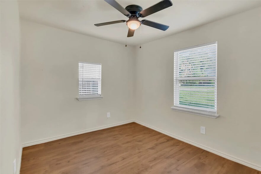 Building Photo - Room in House on Houghton Ave