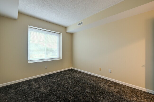 Building Photo - 242 Maple Ave