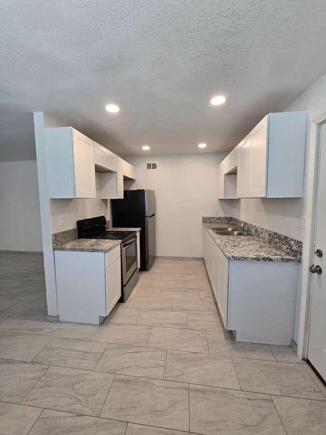 Building Photo - SPACIOUS 2BD/1BA  DUPLEX HOME AVAILABLE NOW!!