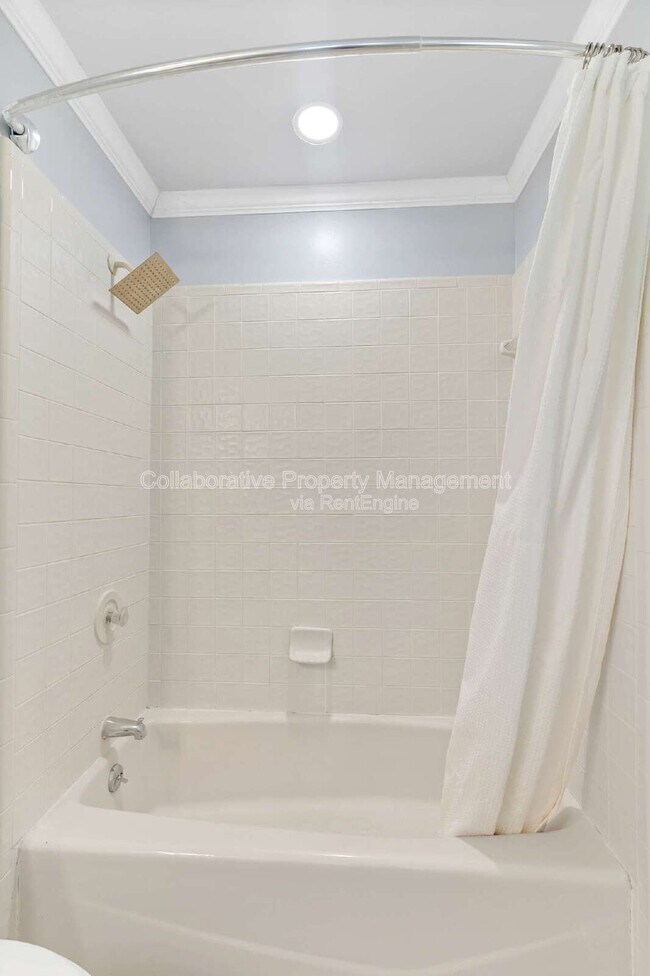 Building Photo - 200 Hermitage Dr