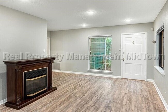 Building Photo - Charming home located in Ridglea North