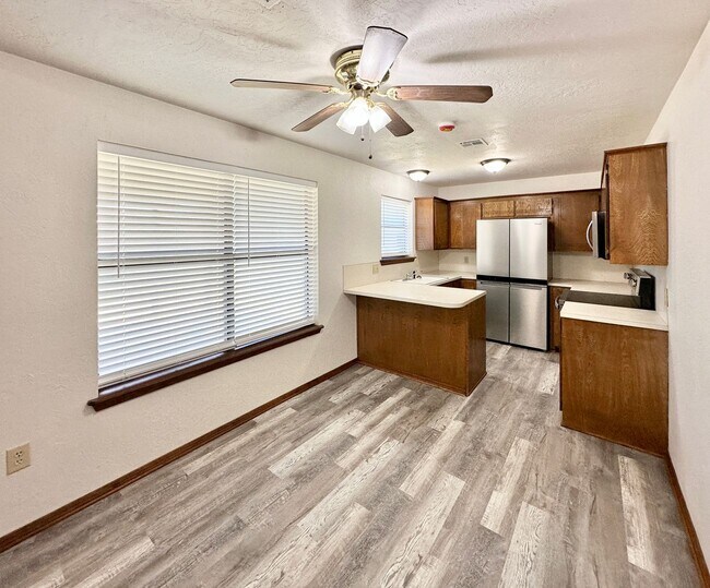 Building Photo - 2502 NE Kingsbriar Pl