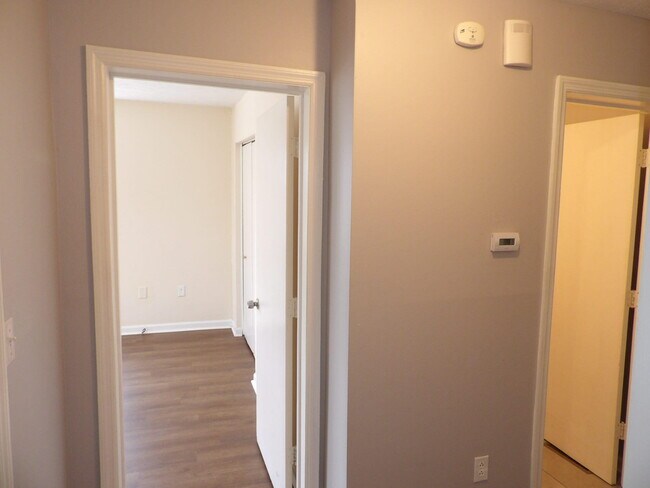 Building Photo - 902 Plaza Dr