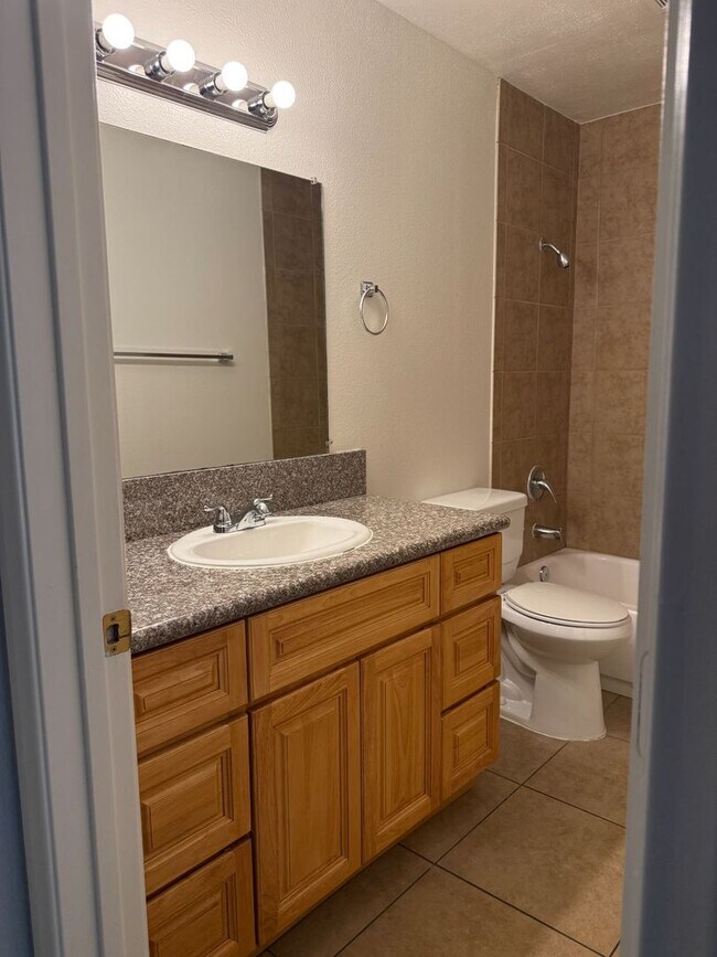 Building Photo - 1 BEDROOM 1 BATHROOM ONTARIO APARTMENT