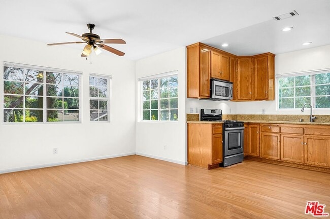 Building Photo - 743 N Las Palmas Ave