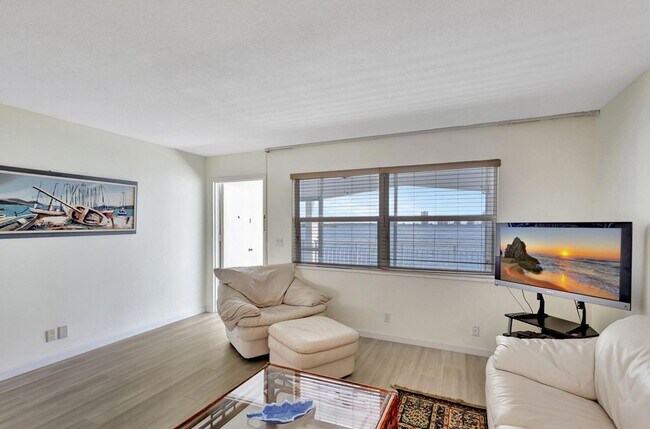 Building Photo - 100 Shore Ct