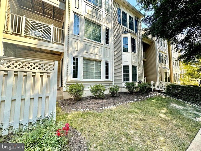Building Photo - 12245 Fairfield House Dr
