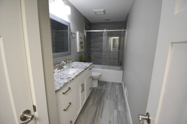 Building Photo - 5 Bed | 3 Bath | Luxury Living at Its Finest