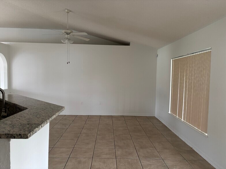 Building Photo - 305 Cocoa Ct