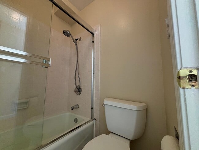 Building Photo - Updated 3BR Townhome in Forest Knolls with parking