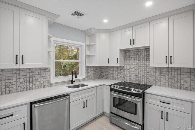 Building Photo - 2100 Beverly Way