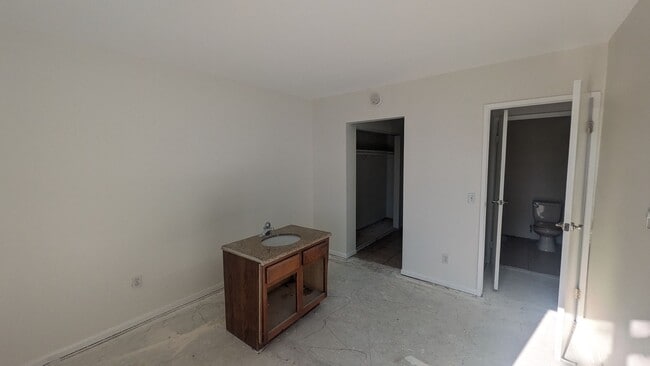 Building Photo - Refreshed condo in Gated Community