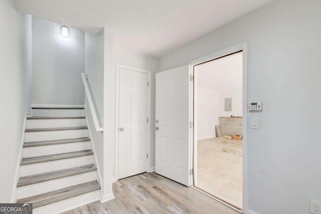 Building Photo - 2470 Stonegate Dr