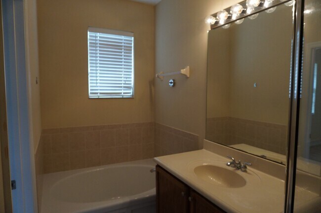 Building Photo - 335 E Thatch Palm Cir