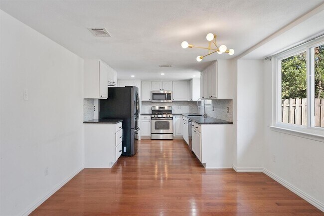 Building Photo - 9809 Meadowheath Dr