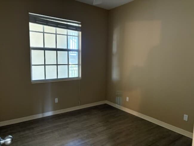 Building Photo - roman plaza