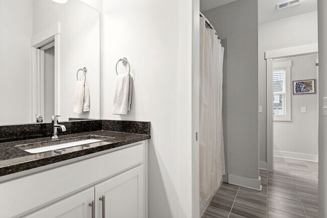 Building Photo - 2223 Burns St