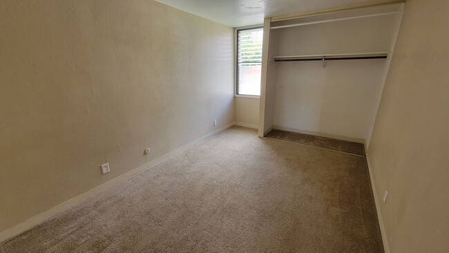 Building Photo - Recently updated 2 Bedroom 1 bath in the  ...